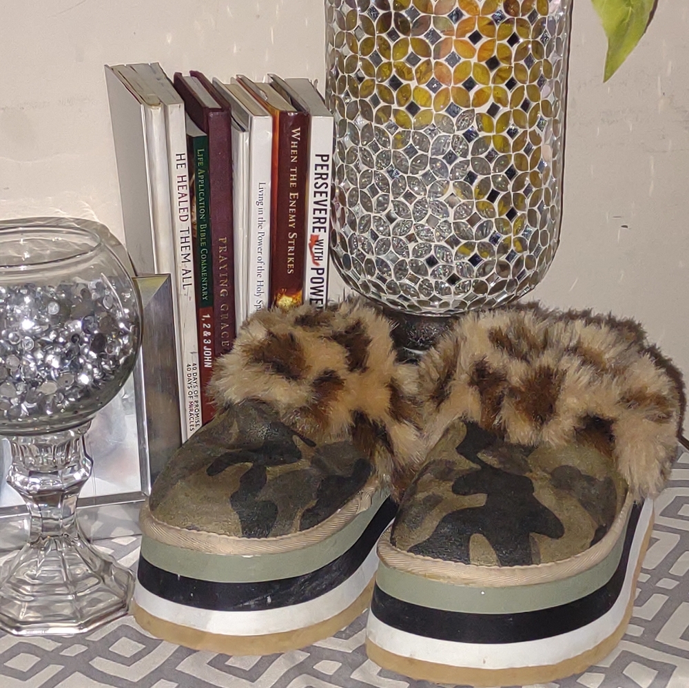 Camouflage slides with straps